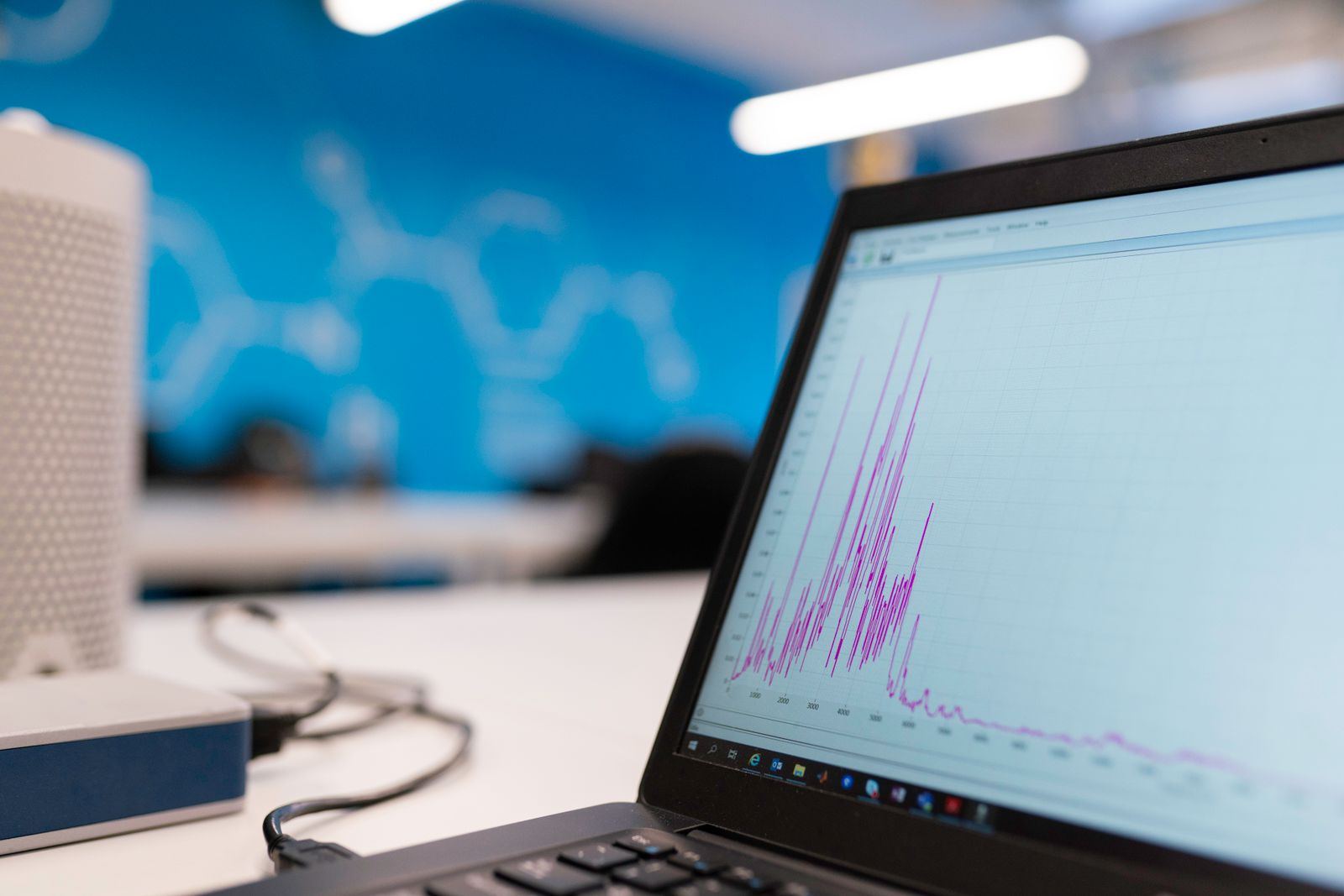 Laptop som visar datagraf på skärm