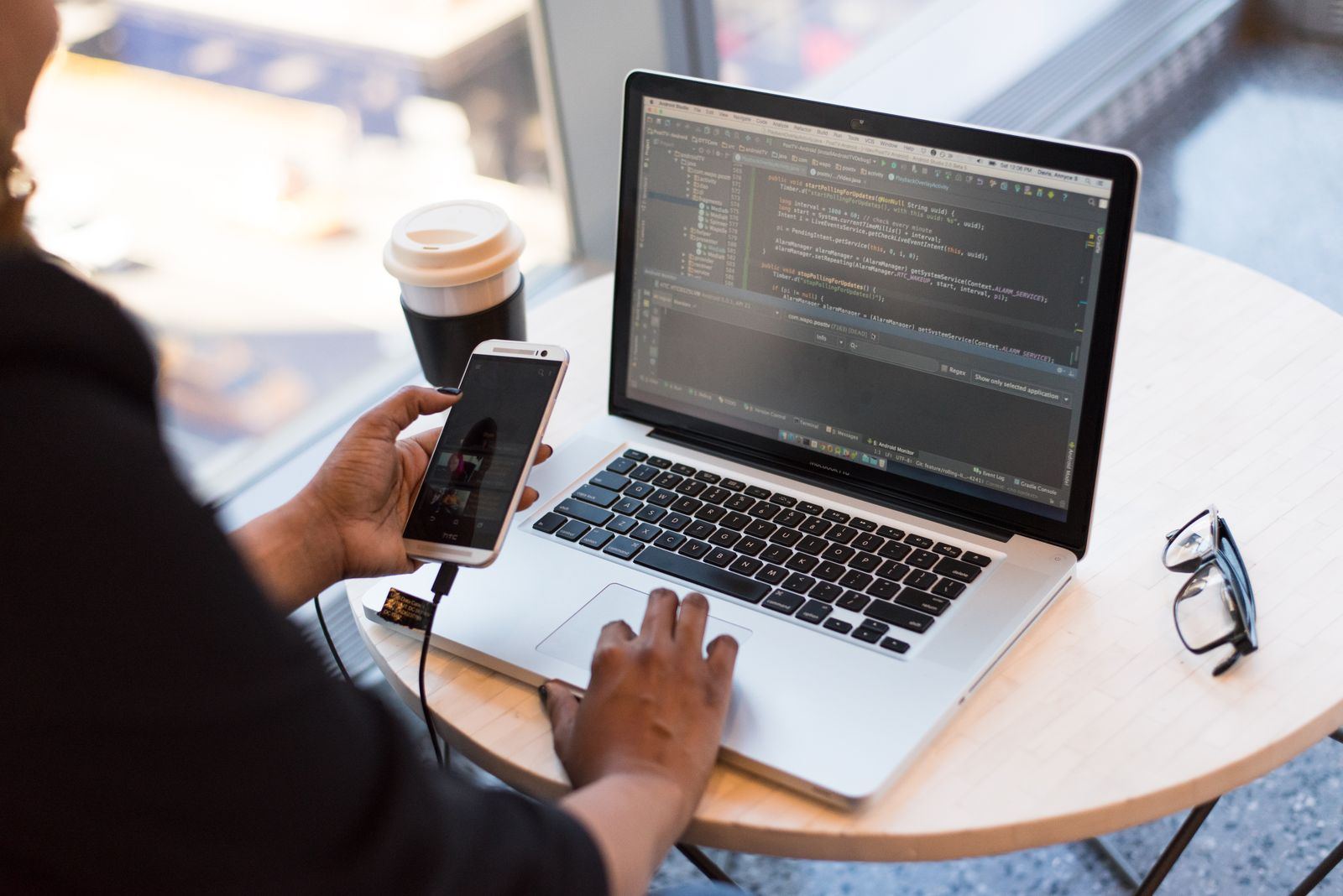Utvecklare som testar en mobilapp på telefon