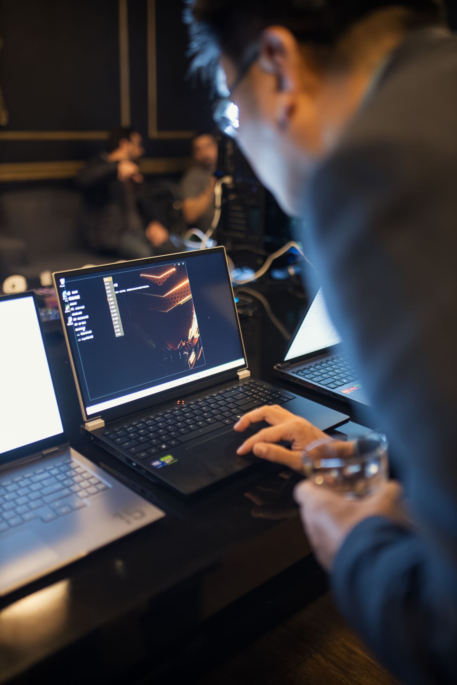IT-specialist som arbetar med kod på laptop