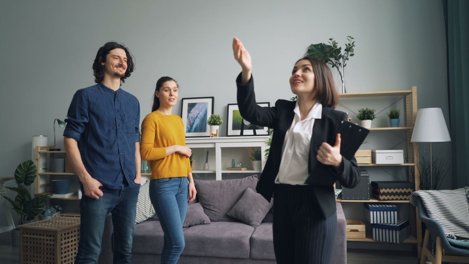 Fastighetsagent visar modern lägenhet