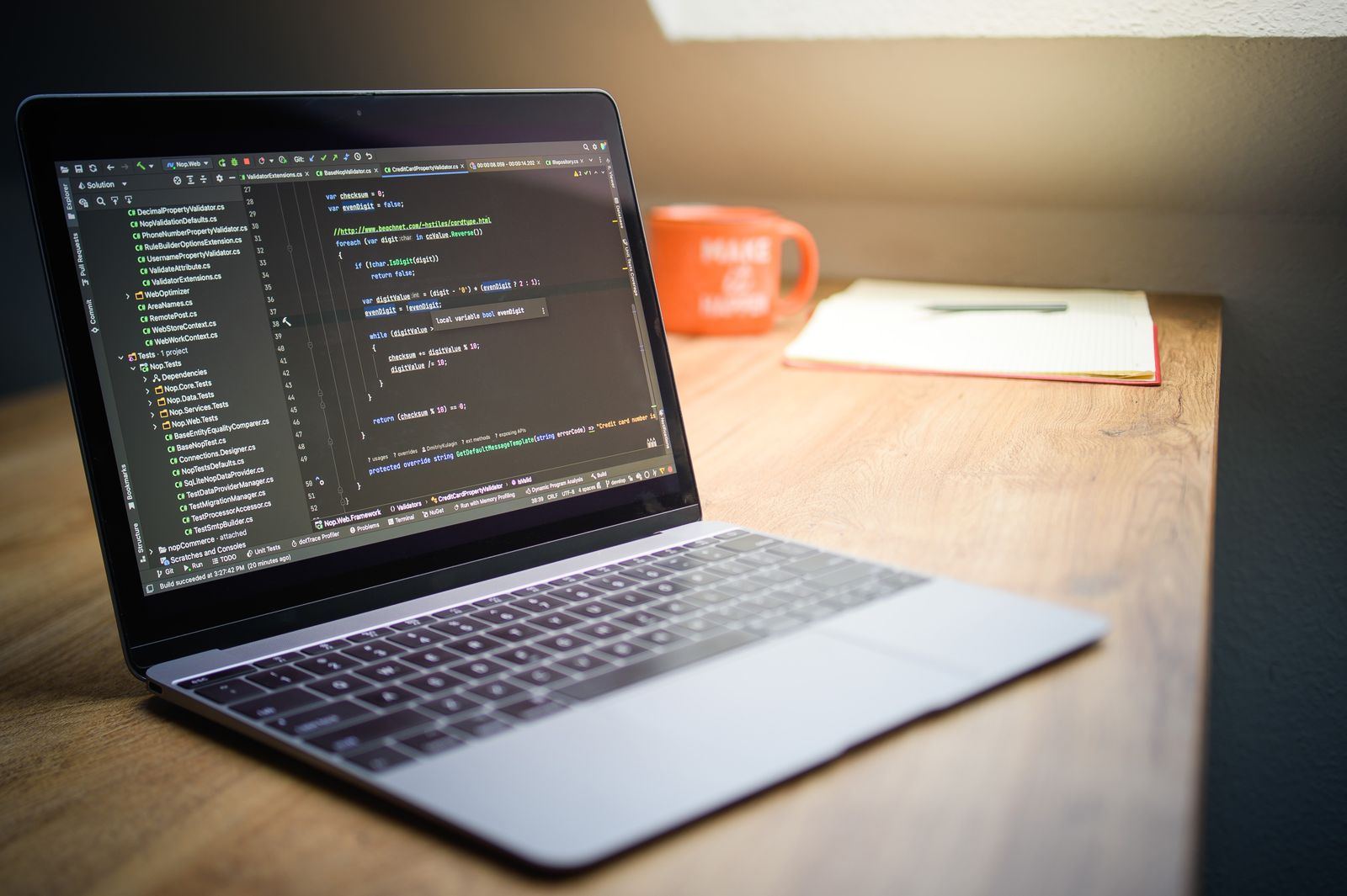 Webbutvecklare som bygger en responsiv webbplats